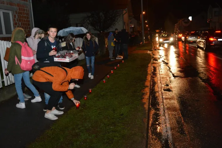 TISUĆE SVIJEĆA SJAJE ZA VUKOVAR: Mnoštvo lampiona osvijetlilo gradove diljem zemlje, Hrvati se prisjećaju bolne vukovarske žrtve