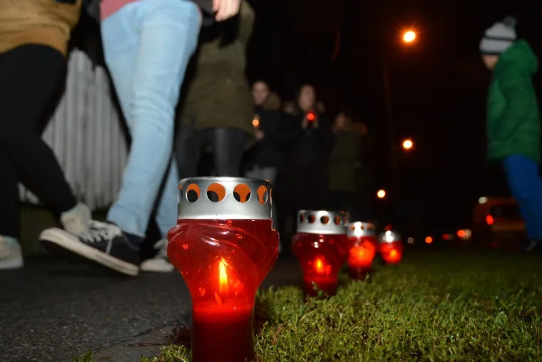 TISUĆE SVIJEĆA SJAJE ZA VUKOVAR: Mnoštvo lampiona osvijetlilo gradove diljem zemlje, Hrvati se prisjećaju bolne vukovarske žrtve