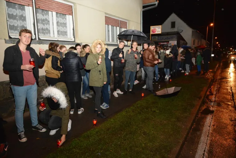 TISUĆE SVIJEĆA SJAJE ZA VUKOVAR: Mnoštvo lampiona osvijetlilo gradove diljem zemlje, Hrvati se prisjećaju bolne vukovarske žrtve