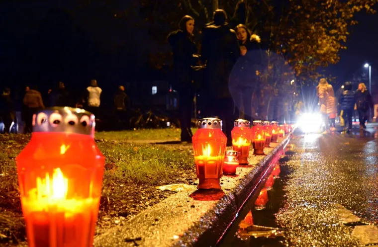 TISUĆE SVIJEĆA SJAJE ZA VUKOVAR: Mno&scaron;tvo lampiona osvijetlilo gradove diljem zemlje, Hrvati se prisjećaju bolne vukovarske žrtve