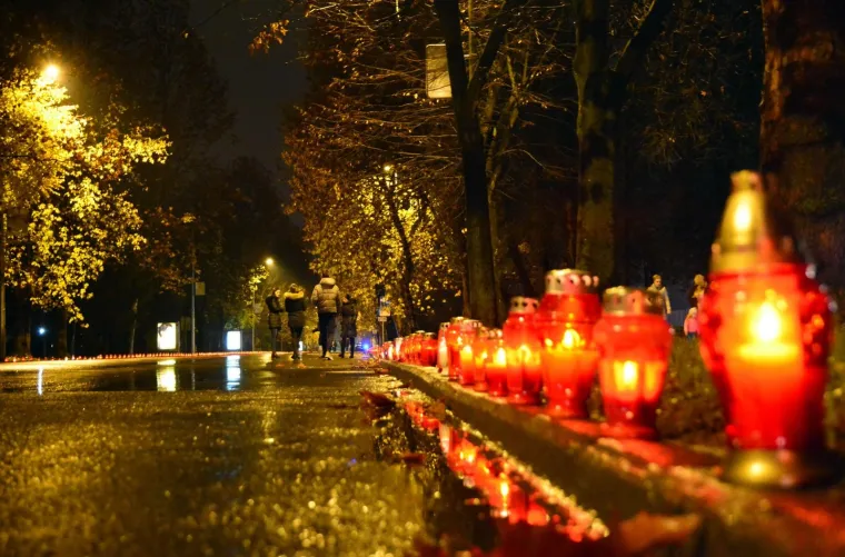 TISUĆE SVIJEĆA SJAJE ZA VUKOVAR: Mno&scaron;tvo lampiona osvijetlilo gradove diljem zemlje, Hrvati se prisjećaju bolne vukovarske žrtve