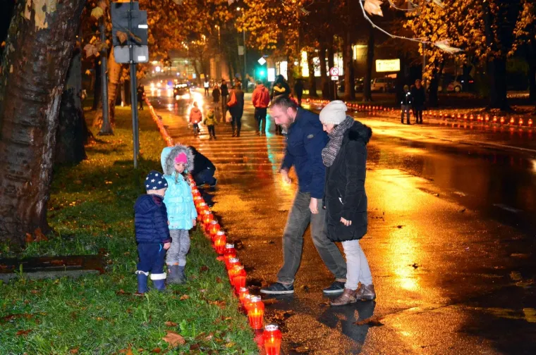 TISUĆE SVIJEĆA SJAJE ZA VUKOVAR: Mno&scaron;tvo lampiona osvijetlilo gradove diljem zemlje, Hrvati se prisjećaju bolne vukovarske žrtve