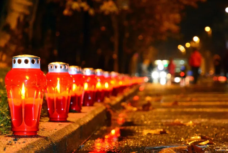 TISUĆE SVIJEĆA SJAJE ZA VUKOVAR: Mno&scaron;tvo lampiona osvijetlilo gradove diljem zemlje, Hrvati se prisjećaju bolne vukovarske žrtve