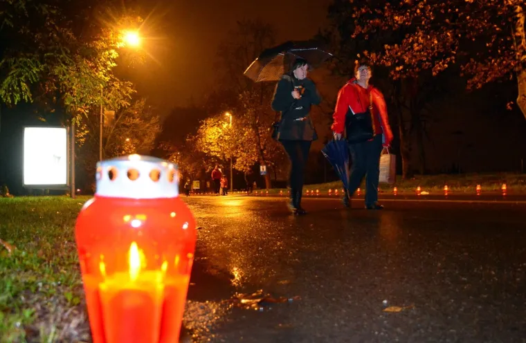 Slavonski Brod -
 Paljenjem svijeća u Vukovarskoj ulici i zajedničkom molitvom za sve žrtve Vukovara, kao i sve ostale žrtve Domovinskog rata diljem Hrvatske Brođani su obilježili  Dan sjećanja na žrtvu Vukovara 1991.