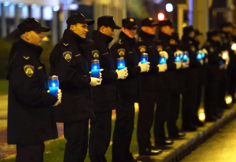 TISUĆE SVIJEĆA SJAJE ZA VUKOVAR: Mno&scaron;tvo lampiona osvijetlilo gradove diljem zemlje, Hrvati se prisjećaju bolne vukovarske žrtve