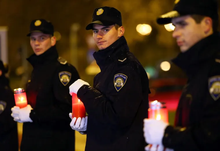 TISUĆE SVIJEĆA SJAJE ZA VUKOVAR: Mno&scaron;tvo lampiona osvijetlilo gradove diljem zemlje, Hrvati se prisjećaju bolne vukovarske žrtve