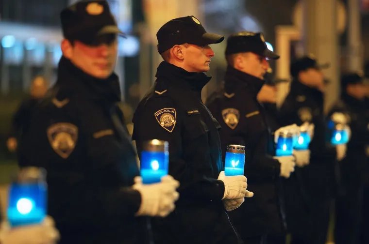 TISUĆE SVIJEĆA SJAJE ZA VUKOVAR: Mno&scaron;tvo lampiona osvijetlilo gradove diljem zemlje, Hrvati se prisjećaju bolne vukovarske žrtve