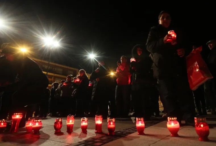 TISUĆE SVIJEĆA SJAJE ZA VUKOVAR: Mno&scaron;tvo lampiona osvijetlilo gradove diljem zemlje, Hrvati se prisjećaju bolne vukovarske žrtve