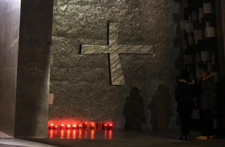 TISUĆE SVIJEĆA SJAJE ZA VUKOVAR: Mno&scaron;tvo lampiona osvijetlilo gradove diljem zemlje, Hrvati se prisjećaju bolne vukovarske žrtve