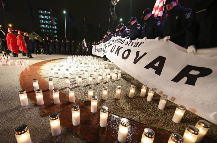 TISUĆE SVIJEĆA SJAJE ZA VUKOVAR: Mno&scaron;tvo lampiona osvijetlilo gradove diljem zemlje, Hrvati se prisjećaju bolne vukovarske žrtve