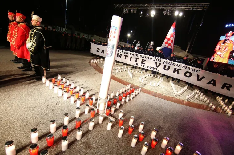 TISUĆE SVIJEĆA SJAJE ZA VUKOVAR: Mno&scaron;tvo lampiona osvijetlilo gradove diljem zemlje, Hrvati se prisjećaju bolne vukovarske žrtve