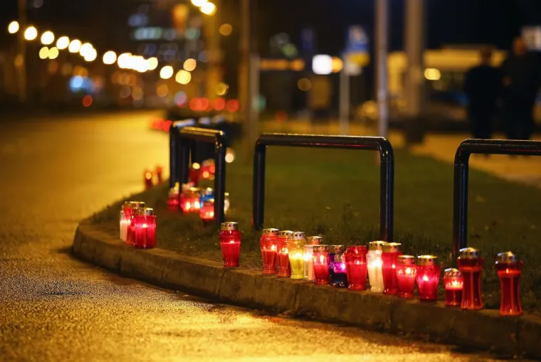 TISUĆE SVIJEĆA SJAJE ZA VUKOVAR: Mno&scaron;tvo lampiona osvijetlilo gradove diljem zemlje, Hrvati se prisjećaju bolne vukovarske žrtve