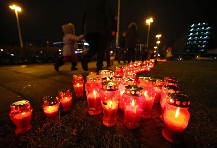 TISUĆE SVIJEĆA SJAJE ZA VUKOVAR: Mno&scaron;tvo lampiona osvijetlilo gradove diljem zemlje, Hrvati se prisjećaju bolne vukovarske žrtve