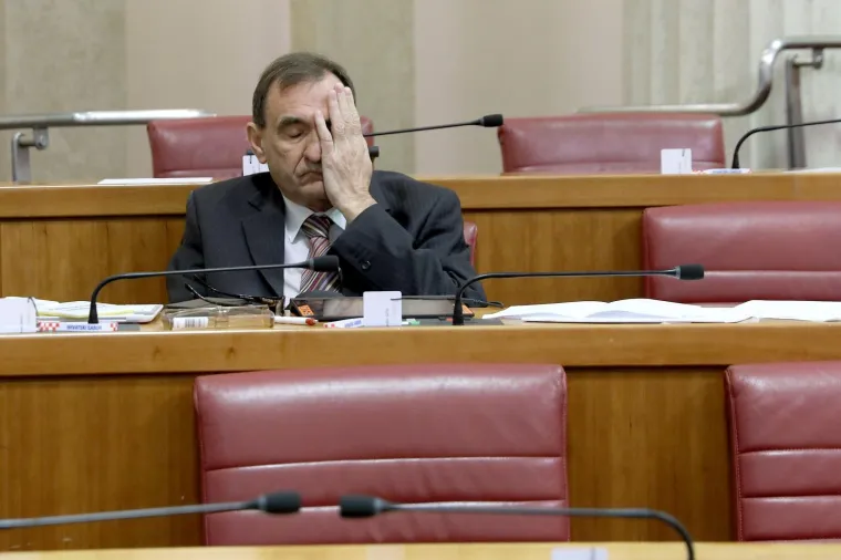 Sabor RH je 6. sjednicu nastavio raspravom o prestanku važenja zakona o fondu za oduzetu imovinu. Zastupnici SDP-a prihvatili su činjenicu da sjednica stvarno počinje tek nakon niza stanki zbog različitih tema, pa je u vrijeme zakazano za početak u sabornicu došao samo Nenad Stazić, i to samo kako bi zatražio stanku. A i njemu je očito 9.30 bilo prerano.