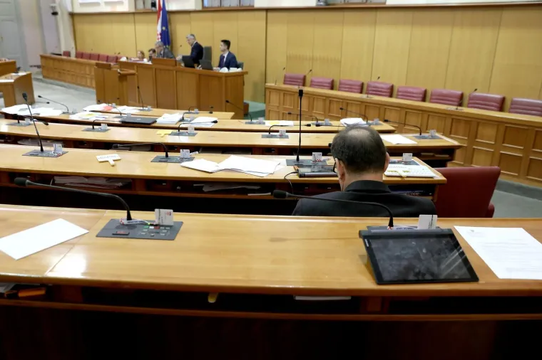STAZIĆ U SABOR DOŠAO SAMO ZATRAŽITI STANKU, A I TREBALA MU JE: Pospani zastupnik dobro zabavio fotografe