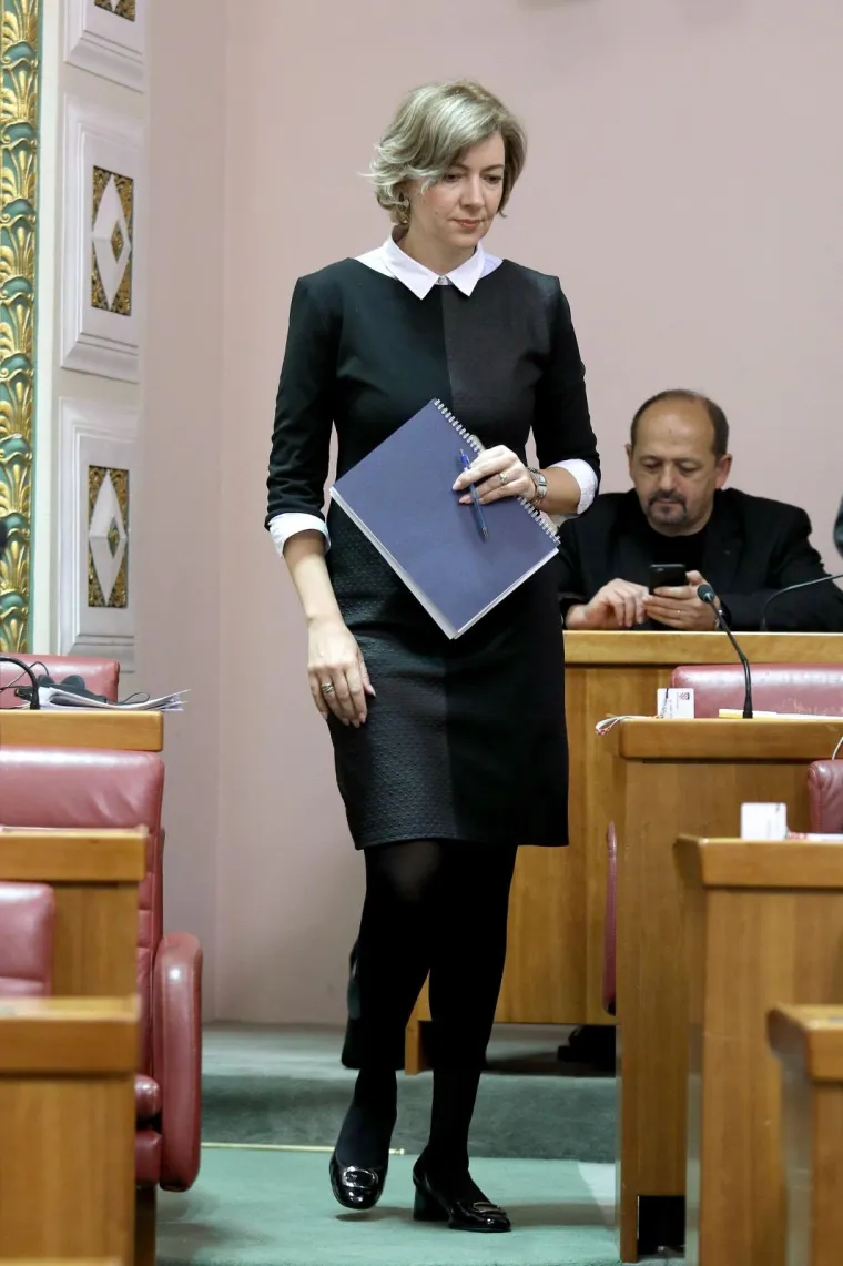 Zastupnica SDSS-a Dragana Jeckov došla je u maloj crnoj haljini s bijelom kragnom.