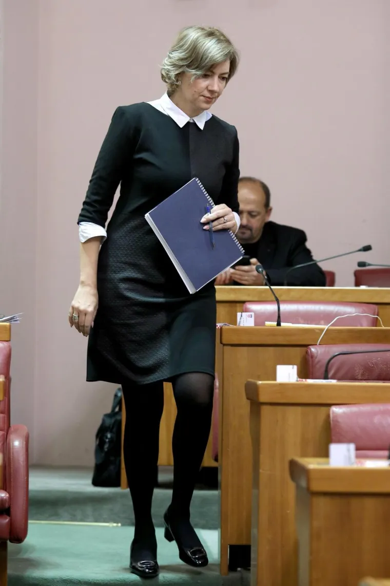 ZASTUPNICE NAGLASILE SVOJU ŽENSTVENOST: Odjenule haljine, a jedna je bila posebno hrabra i pokazala noge
