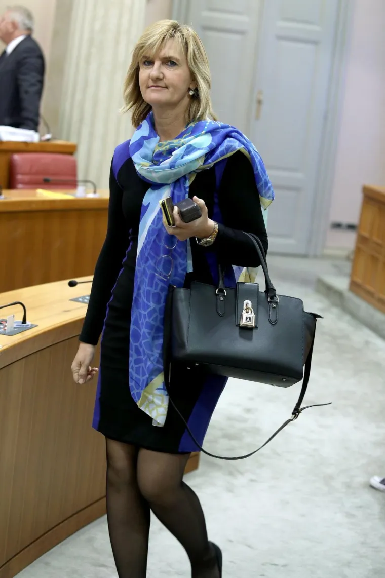 Odjenula je usku haljinu duljine iznad koljena kojom je naglasila noge.