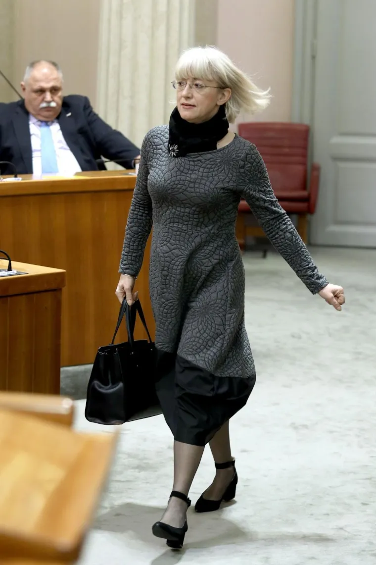 ZASTUPNICE NAGLASILE SVOJU ŽENSTVENOST: Odjenule haljine, a jedna je bila posebno hrabra i pokazala noge