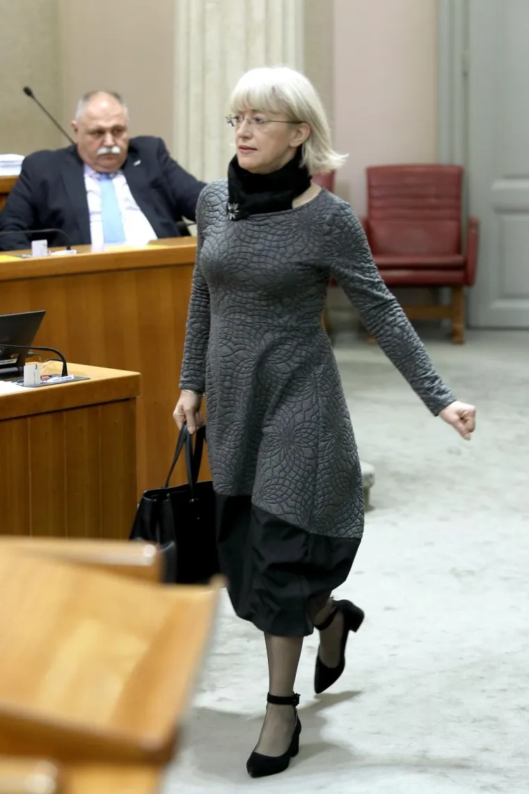 ZASTUPNICE NAGLASILE SVOJU ŽENSTVENOST: Odjenule haljine, a jedna je bila posebno hrabra i pokazala noge