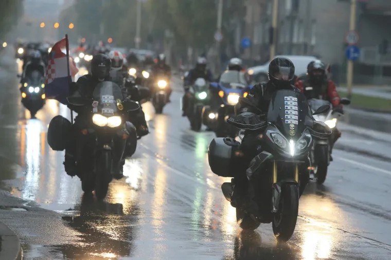 Motociklisti branitelji iz cijele Hrvatske na putu do Vukovara zastali u Osijeku kod Crvenog fiće