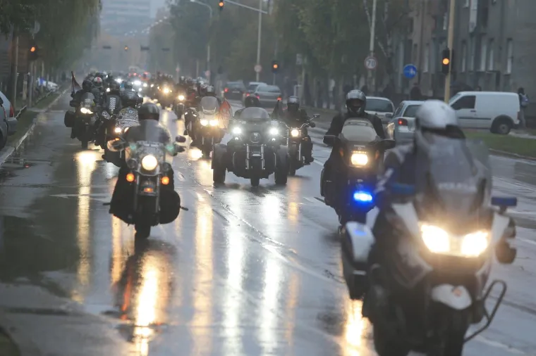 Motociklisti branitelji iz cijele Hrvatske na putu do Vukovara zastali u Osijeku kod Crvenog fiće