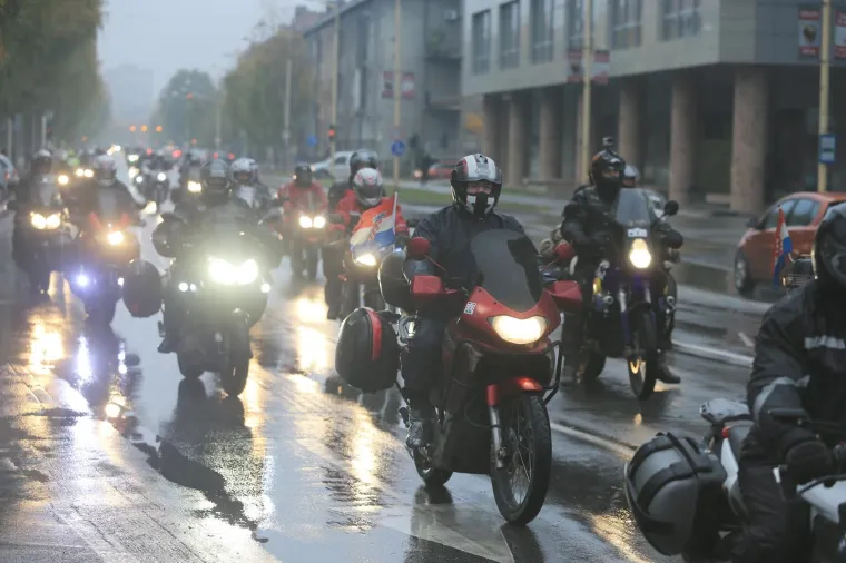 Motociklisti branitelji iz cijele Hrvatske na putu do Vukovara zastali u Osijeku kod Crvenog fiće