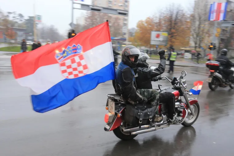 Motociklisti branitelji iz cijele Hrvatske na putu do Vukovara zastali u Osijeku kod Crvenog fiće