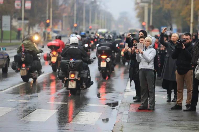 Motociklisti branitelji iz cijele Hrvatske na putu do Vukovara zastali u Osijeku kod Crvenog fiće