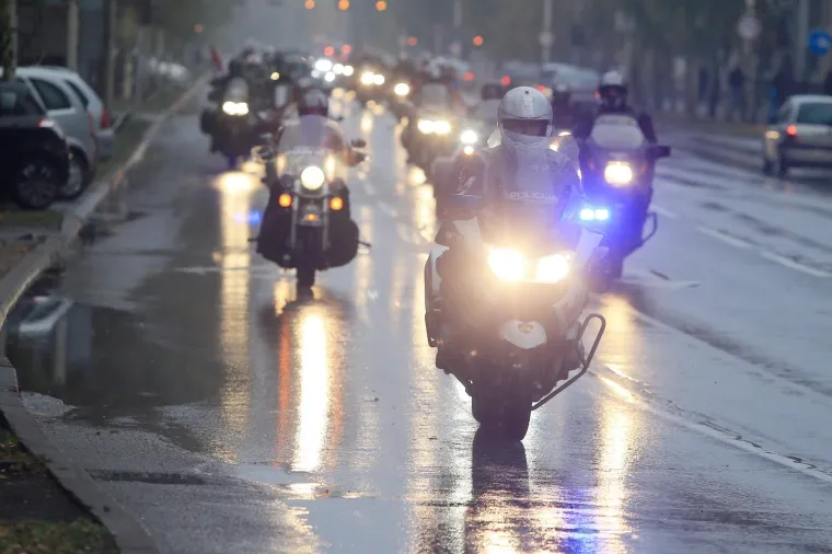 Motociklisti branitelji iz cijele Hrvatske na putu do Vukovara zastali u Osijeku kod Crvenog fiće