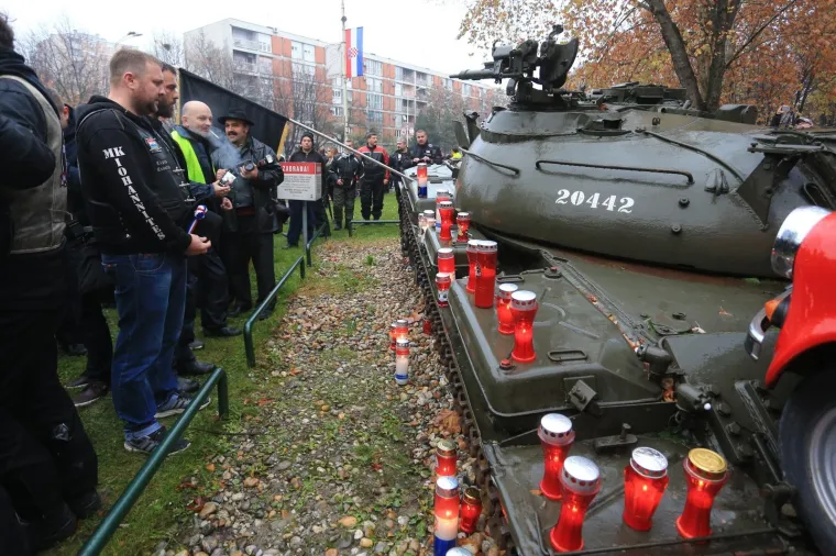 Motociklisti branitelji iz cijele Hrvatske na putu do Vukovara zastali u Osijeku kod Crvenog fiće