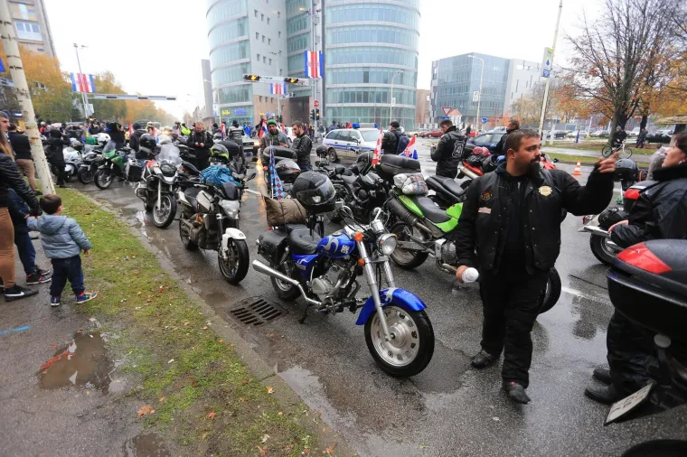 Motociklisti branitelji iz cijele Hrvatske na putu do Vukovara zastali u Osijeku kod Crvenog fiće