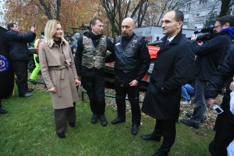 Motociklisti branitelji iz cijele Hrvatske na putu do Vukovara zastali u Osijeku kod Crvenog fiće