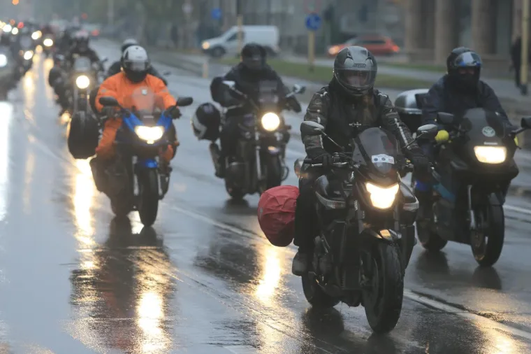 Motociklisti branitelji iz cijele Hrvatske na putu do Vukovara zastali u Osijeku kod Crvenog fiće