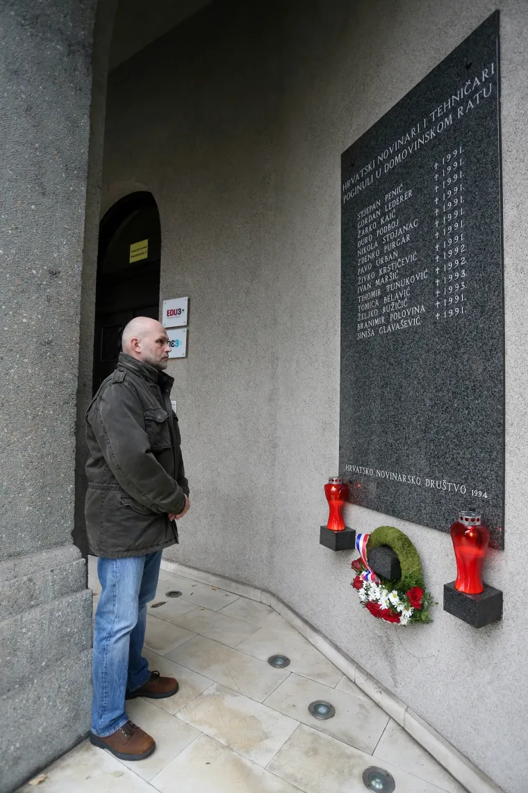 Položeni vijenci uz spomen ploču novinarima ubijenima u Domovinskom ratu