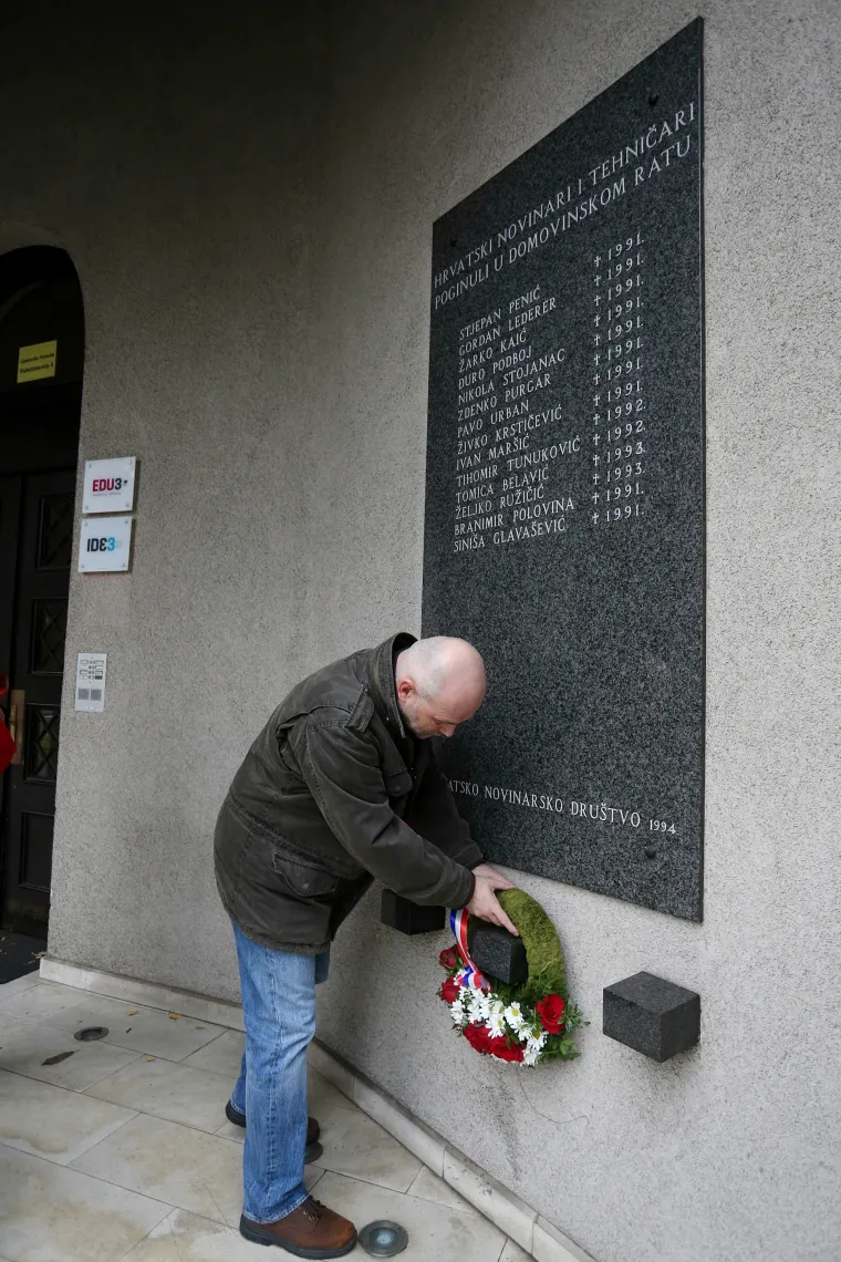 Položeni vijenci uz spomen ploču novinarima ubijenima u Domovinskom ratu