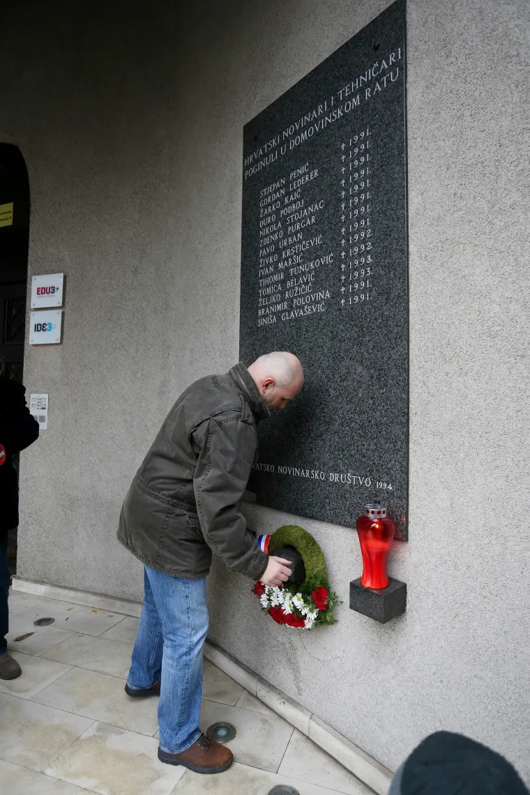 Položeni vijenci uz spomen ploču novinarima ubijenima u Domovinskom ratu