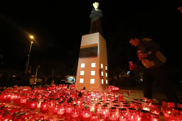 Cijela Hrvatska se sjeća žrtve Vukovara i &Scaron;kabrnje
