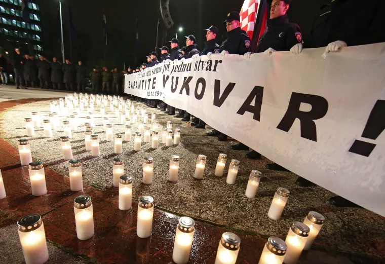 Cijela Hrvatska se sjeća žrtve Vukovara i &Scaron;kabrnje