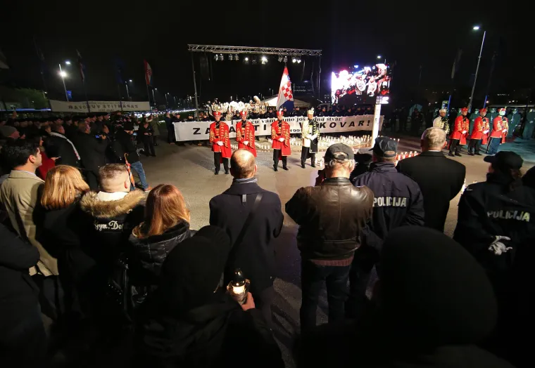 Cijela Hrvatska se sjeća žrtve Vukovara i &Scaron;kabrnje