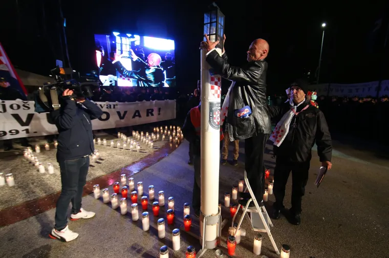 Cijela Hrvatska se sjeća žrtve Vukovara i &Scaron;kabrnje