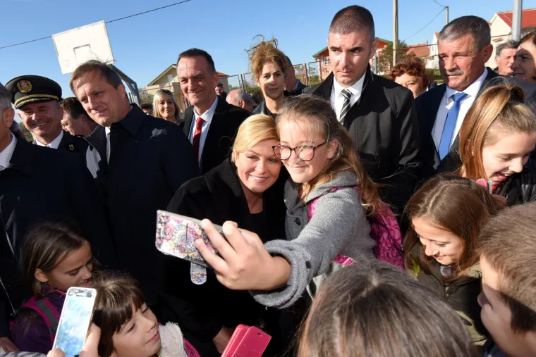 Predsjednica Kolinda Grabar-Kitarović odala počast stradalim braniteljima i civilima &Scaron;kabrnje