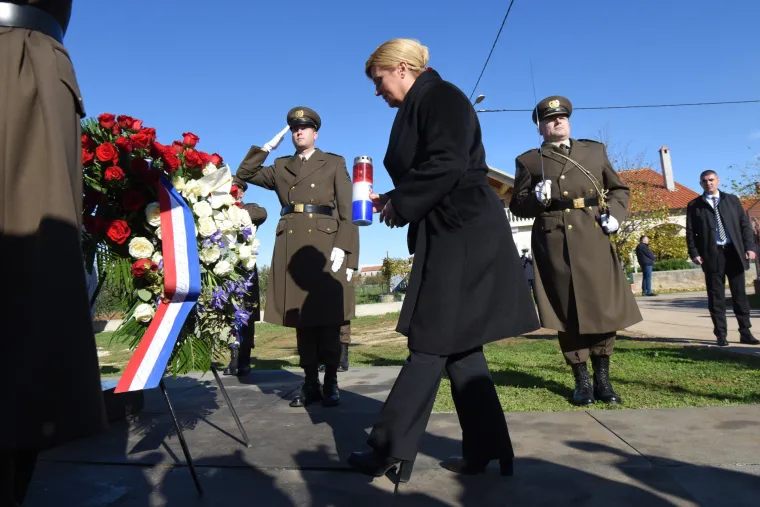 Predsjednica Kolinda Grabar-Kitarović odala počast stradalim braniteljima i civilima &Scaron;kabrnje