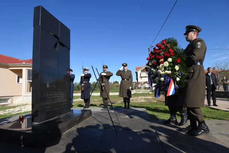 Predsjednica Kolinda Grabar-Kitarović odala počast stradalim braniteljima i civilima &Scaron;kabrnje