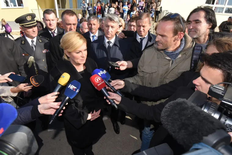 Predsjednica Kolinda Grabar-Kitarović odala počast stradalim braniteljima i civilima &Scaron;kabrnje