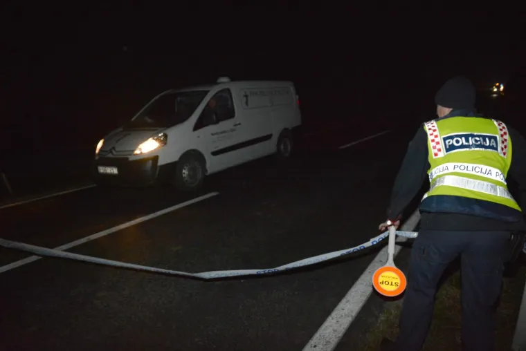 TRAGEDIJA KOD KRIŽEVACA: U stravičnom sudaru auta i kamiona poginuo 20-godi&scaron;nji mladić, auto smrskan do neprepoznatljivosti