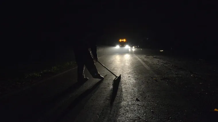 TRAGEDIJA KOD KRIŽEVACA: U stravičnom sudaru auta i kamiona poginuo 20-godi&scaron;nji mladić, auto smrskan do neprepoznatljivosti