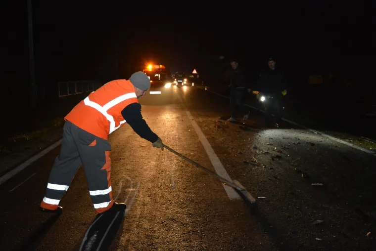 TRAGEDIJA KOD KRIŽEVACA: U stravičnom sudaru auta i kamiona poginuo 20-godi&scaron;nji mladić, auto smrskan do neprepoznatljivosti