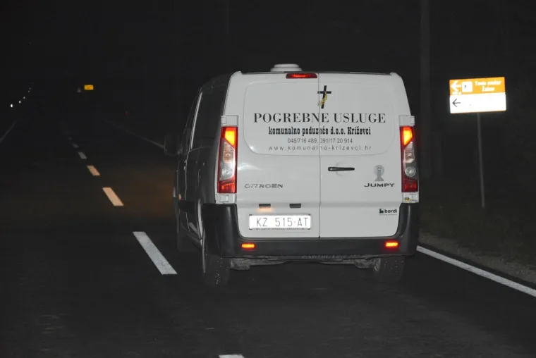 TRAGEDIJA KOD KRIŽEVACA: U stravičnom sudaru auta i kamiona poginuo 20-godi&scaron;nji mladić, auto smrskan do neprepoznatljivosti