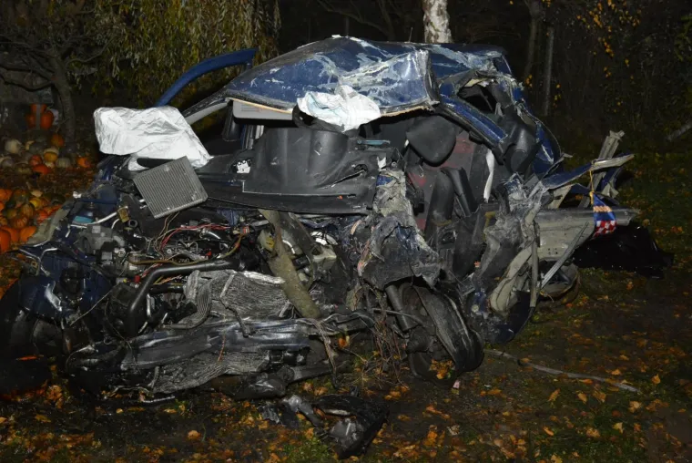 U stravičnoj prometnoj nesreći prije ponoći poginuo je mladić koji je upravljao osobnim automobilom, a koji se izravno sudario s tegljačem na državnoj cesti DC-28 u mjestu Sveti Ivan Žabno. Od siline udarca automobil je smrskan do neprepoznatljivosti te je zavr&scaron;io u dvori&scaron;tu u bundevama, a kamion se izokrenuo u suprotni smjer i zavr&scaron;io u jarku na suprotnoj strani kolnika. Promet prema Zagrebu i Bjelovaru je tijekom noći preusmjeravan, a policijski očevid je trajao do iza 4 sata ujutro pa jo&scaron; nisu poznati detalji ove tragične nesreće.  Photo: Damir Spehar/PIXSELL